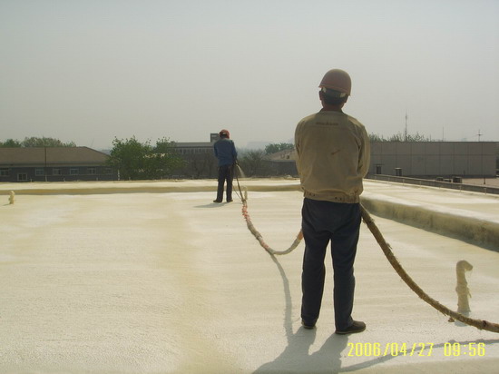 聚氨酯噴塗機用於屋頂保溫